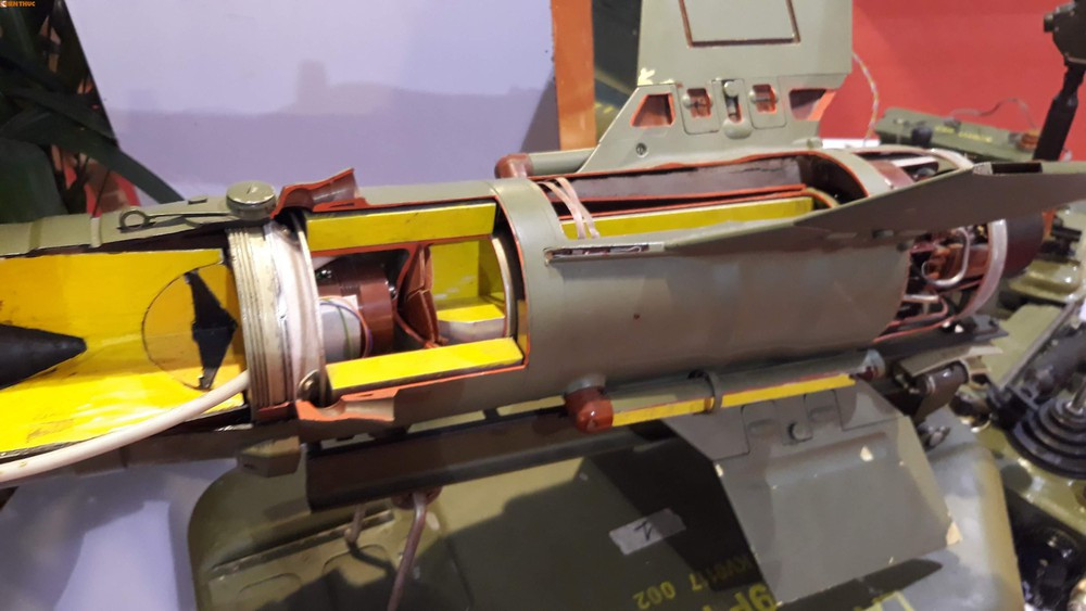 Việc nâng cấp và chế tạo nội địa thành công loại tên lửa chống tăng 9M14/B-72 với tên gọi CTVN-18 đã nâng cao khả năng tác chiến chống tăng của bộ đội Việt Nam, có thể đáp ứng tiêu diệt tốt các loại xe tăng chủ lực của kẻ thù trong trường hợp chiến tranh hiện đại, góp phần bảo vệ vững chắc Tổ quốc trong mọi trường hợp. Ảnh: Cận cảnh cơ cấu bên trong của tên lửa CTVN-18.