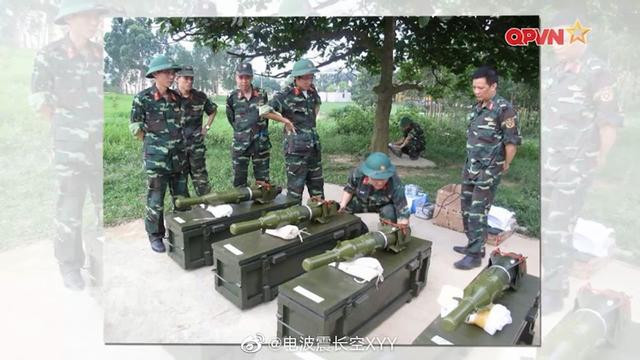 Loại tên lửa sau nâng cấp có thể đạt tốc độ tối đa 135m/s, có khả năng diệt xe tăng chiến đấu chủ lực (MBT) thế hệ mới ở khoảng cách từ 500 đến 3.000m Ảnh: Bộ đội Việt Nam phá niêm phong các hòm tên lửa CTVN-18 chuyển bị cho bắn nghiệm thu.