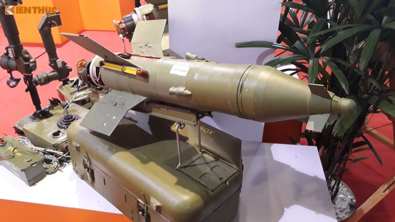 Ngoài phiên bản sử dụng đầu đạn nổ đúp 2 tầng (tandem) xuyên giáp, tên lửa CTVN-18 còn có phiên bản sử dụng đầu đạn nhiệt áp dùng để tiêu diệt các mục tiêu trong nơi ẩn nấp như trong các tòa nhà, hang động, hẻm núi... cũng như có khả năng phá hủy công sự, hầm ngầm kiên cố và dễ dàng tiêu diệt các mục tiêu bọc giáp nhẹ.