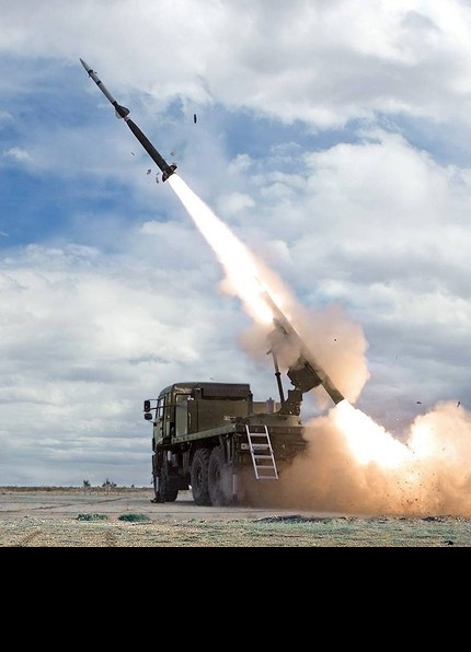 Về lĩnh vực tên lửa, đặc biệt được chú ý đó là tổ hợp tên lửa tầm xa Hermes - một sản phẩm của Cục Thiết kế Máy móc Công cụ Nga, hay còn gọi là Cục Thiết kế KBP ở Tula. Hermes là một hệ thống tên lửa dẫn đường dạng moldun, có thể phóng từ nhiều nền tảng khác nhau như phóng từ phương tiện cơ giới, phóng từ trên không, phóng từ tàu chiến hay thậm chí cho cả nhiệm vụ phòng thủ bờ biển. Tầm bắn tối đa của Hermes có thể lên tới 100km. Ảnh: Moldun tên lửa Hermes khai hỏa khi đặt trên khung gầm cơ giới bánh lốp.