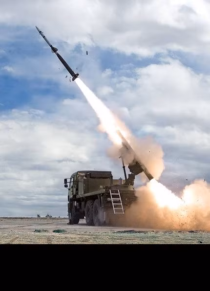 Về lĩnh vực tên lửa, đặc biệt được chú ý đó là tổ hợp tên lửa tầm xa Hermes - một sản phẩm của Cục Thiết kế Máy móc Công cụ Nga, hay còn gọi là Cục Thiết kế KBP ở Tula. Hermes là một hệ thống tên lửa dẫn đường dạng moldun, có thể phóng từ nhiều nền tảng khác nhau như phóng từ phương tiện cơ giới, phóng từ trên không, phóng từ tàu chiến hay thậm chí cho cả nhiệm vụ phòng thủ bờ biển. Tầm bắn tối đa của Hermes có thể lên tới 100km. Ảnh: Moldun tên lửa Hermes khai hỏa khi đặt trên khung gầm cơ giới bánh lốp.