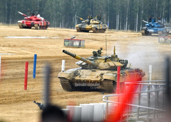 Do đó, sau khi kíp số 2 hoàn thành bài thi, chúng ta ngay lập tức xin quyền đổi xe thi đấu. Chính việc này là một trong những mấu chốt để kíp số 3 đạt kết quả tốt nhất, góp phần lớn vào chiến thắng chung của toàn đội. Ảnh: QĐND