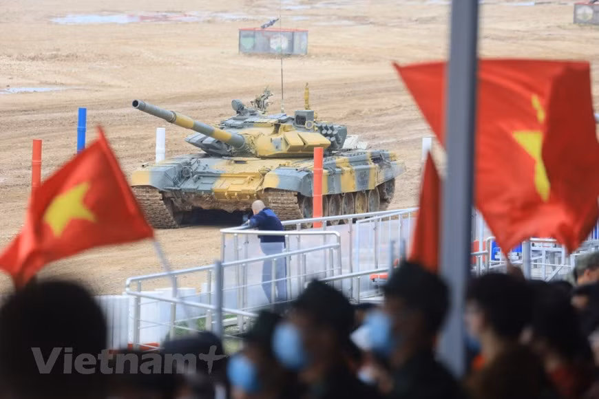 Với kết quả chung cuộc 2 giờ 12 phút 47 giây, Đội tuyển xe tăng Việt Nam chính thức bước lên ngôi vô địch chung kết bảng 2 cuộc đua "xe tăng hành tiến" lần đầu tiên trong lịch sử tham gia các kỳ hội thao Army Games. Ảnh: Vietnam+