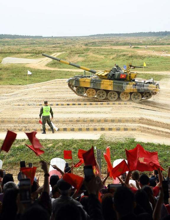 Cuối cùng, đó chính là ý chí thi đấu kiên cường của cả 3 kíp lái đội tuyển xe tăng Việt Nam. Phải nói rằng đó là một ý chí sắt đá, vừa làm sao giữ bình tĩnh, không dao động khi bắn trượt hay chạy phạt, hay bị đối thủ vượt lên, nhưng đồng thời phải dứt khoát, quyết đoán trong từng bài bắn, vượt chướng ngại vật. Trong trận đấu chung kết, chúng ta đã thấy các đội tuyển Myanmar hay Tajikistan gặp áp lực tâm lý dẫn tới việc ảnh hưởng kết quả thi đấu như thế nào. Ảnh: QĐND