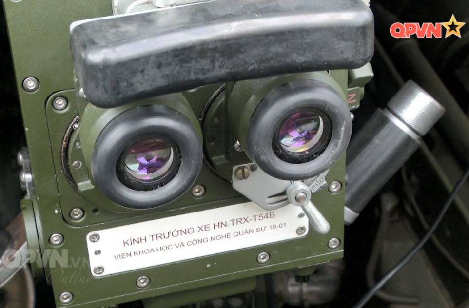 Đặc biệt, hệ thống điện tử của xe được hiện đại hóa mạnh mẽ, có thể sánh ngang với các xe tăng hiện đại như tăng cường hệ thống đo xa Laser, hệ thống cảm biến thời tiết, kính ngắm ảnh nhiệt, hệ thống kiểm soát hỏa lực vượt trội tính toán cho phép xe có thể vừa hành tiến vừa khai hỏa với độ chính xác cao. Ảnh: Kính ngắm trưởng xe trên xe tăng T-54M của Việt Nam. Nguồn: QPVN.