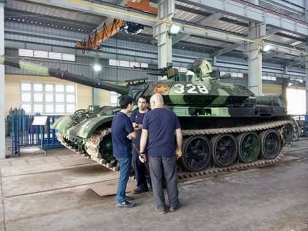 Tuy nhiên, phiên bản T-54M3 này có chi phí nâng cấp quá cao, mà lại không quá nổi trội đồng thời nó lại được thay pháo D-10T 100mm trên T-54B nguyên bản bằng pháo 105mm chuẩn NATO. Điều này sẽ gây ra khó khăn rất lớn cho hệ thống hậu cần cũng như thao tác của chiến sĩ. Và thế là phiên bản xe tăng T-54M ra đời nhằm khắc phục các bất cập của phiên bản M3, phù hợp hơn với Việt Nam. Ảnh: Xe tăng T-54M được nâng cấp tại nhà máy Z175 tổng cục công nghiệp quốc phòng.
