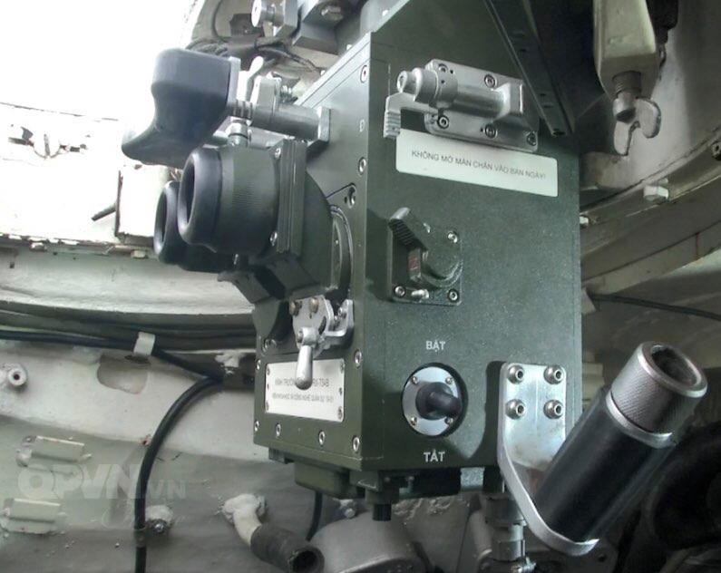 Kính ngắm trưởng xe do Viện khoa học và công nghệ quân sự thiết kế, giúp hỗ trợ quan sát ngày đêm và ảnh nhiệt, tạo điều kiện quan sát tốt hơn nhiều cho chiến sĩ so với xe tăng T-54B nguyên bản Ảnh: Cận cảnh hệ thống kính ngắm trưởng xe do Việt Nam tự chế tạo. Nguồn: Tư liệu.