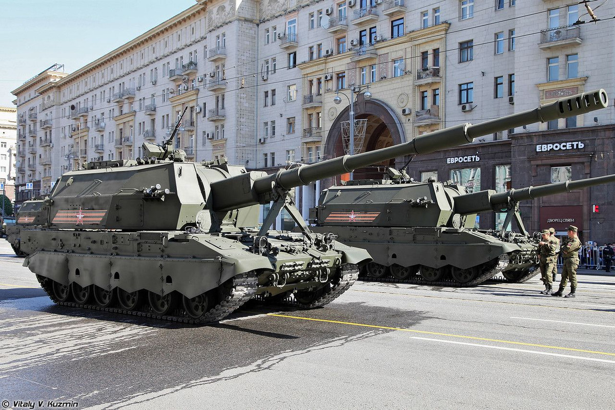 2S35 Koalitsiya-SV sử dụng một pháo 2A88 cỡ nòng 152mm, đạt tầm bắn tối đa 40km với đạn thông thường và lên tới 80km đối với đạn thông minh tăng tầm, là loại pháo tự hành có tầm bắn xa nhất trên thế giới hiện nay. Cùng với đó là hệ thống nạp đạn tự động cho phép pháo có thể đạt tốc độ bắn 15 - 20 phát/phút và kíp vận hành chỉ từ 2 - 3 người. Pháo có trọng lượng 48 tấn và tốc độ hành trình 65km/h. Ảnh: Pháo 2S35 chuẩn bị cho cuộc duyệt binh trên Quảng trường Đỏ.