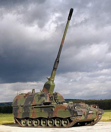 Pháo có tầm bắn tối đa là 30km, lên tới hơn 50km đối với đạn tăng tầm, cơ số đạn 60 viên. Tốc độ bắn thực tế của pháo là khoảng 12 viên/phút. Góc nâng hạ nòng từ -2.5 độ đến 65 độ. Ảnh: Pháo PzH 2000 với góc nâng nòng tối đa.