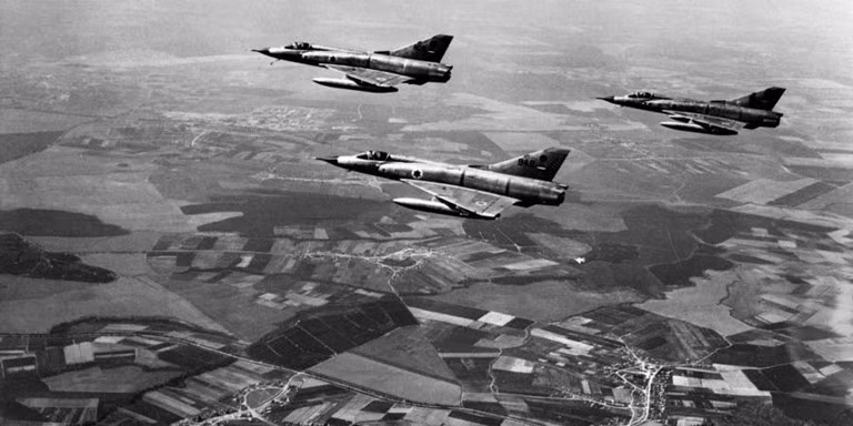 Những chiến tích của Không quân Israel, khi loại khỏi vòng chiến đấu cả lực lượng của không quân các nước Arab trong các cuộc chiến tranh năm 1967, 1973, trong cuộc không chiến tại thung lũng Beka năm 1982; hay các vụ tập kích phá hủy các cơ sở nghi ngờ sản xuất vũ khí hạt nhân của Iraq và Syria, đã chứng minh trình độ cực cao của Không quân Israel.