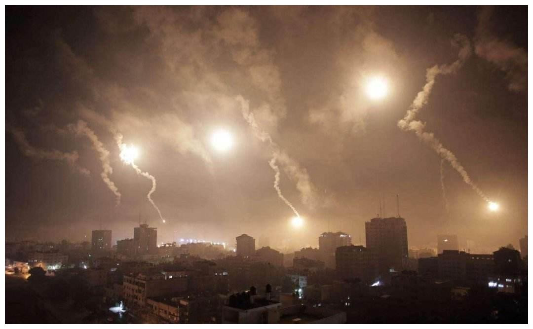 Lực lượng duy nhất “dám” đánh trả những cuộc tiến công bằng đường không của Israel, đó là lực lượng phòng không Syria; trong cuộc tiến công của Không quân Israel bằng máy bay F-35 vào đầu tháng Năm vào căn cứ không quân ở Homs, phòng không Syria đánh trả quyết liệt, bắn hạ nhiều tên lửa của Israel.