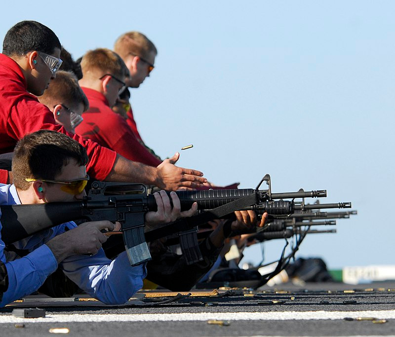 Hải quân Mỹ đã đặt hàng số lượng nhỏ một phiên bản mới gọi là M16A3, phần lớn giống với M16A2, ngoại trừ nó bắn hoàn toàn tự động. Vào năm 1997, Lục quân và Thủy quân lục chiến Mỹ đã trang bị M16A4, đây là phiên bản cải tiến của M16A2 với loa giảm giật và ray Picatinny kiểu mới. Ảnh: Thủy quân Lục chiến Mỹ tập bắn M16A3 - Nguồn: Wikipedia.