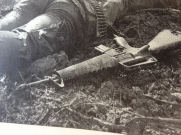 Việc thiếu lớp mạ crom chống ăn mòn, các chốt cài bằng nhựa mỏng, các chi tiết dễ bị gỉ sét và việc sử dụng thuốc phóng chất lượng kém đã khiến 30% số M16 trong các đơn vị chiến đấu được coi là không thể sử dụng được. M16A1 đã khắc phục hầu hết các vấn đề này và được cấp lại cho các binh sĩ trên chiến trường. Ảnh: Lính Mỹ với khẩu M16 trong chiến tranh tại Việt Nam - Nguồn: Wikipedia.