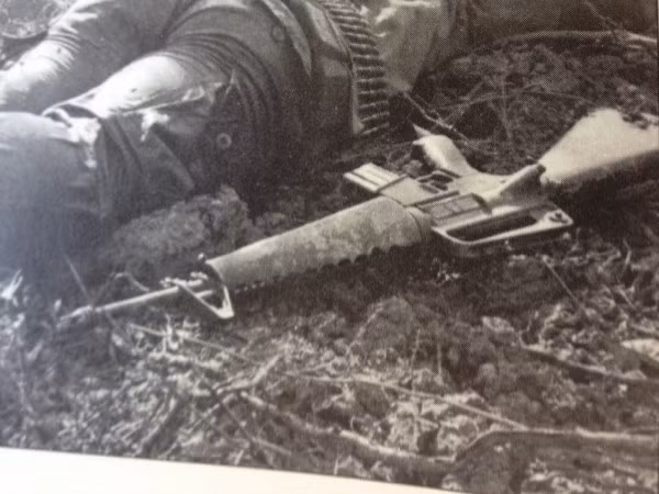 Việc thiếu lớp mạ crom chống ăn mòn, các chốt cài bằng nhựa mỏng, các chi tiết dễ bị gỉ sét và việc sử dụng thuốc phóng chất lượng kém đã khiến 30% số M16 trong các đơn vị chiến đấu được coi là không thể sử dụng được. M16A1 đã khắc phục hầu hết các vấn đề này và được cấp lại cho các binh sĩ trên chiến trường. Ảnh: Lính Mỹ với khẩu M16 trong chiến tranh tại Việt Nam - Nguồn: Wikipedia.