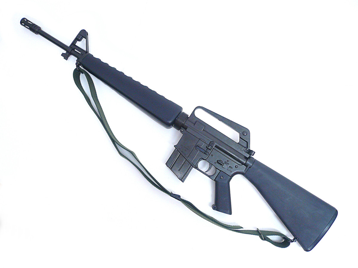 Vào đầu những năm 1980, Lục quân và Thủy quân lục chiến Mỹ quyết định nâng cấp tiểu liên M16A1. Kết quả là một phiên bản cải tiến có tên là M16A2, tiếp sau này là M16A3, M16A4 và phiên bản carbine M4A1 nhỏ gọn hơn. Ảnh: Tiểu liên M16A1 - Nguồn: Wikipedia.