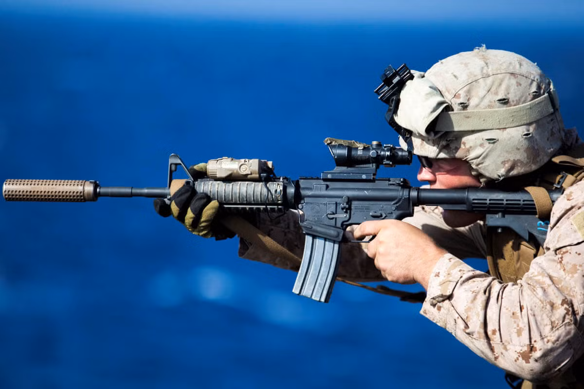 Một cải tiến lớn được áp dụng với khẩu các-bin M4 là loại bỏ tay xách của khẩu M16 truyền thống, thay vào đó là ray Picatinny để gắn kính ngắm quang học, đèn chiếu sáng và thiết bị ngắm laser. Những phụ kiện này đã giúp việc xạ kích trở lên nhanh chóng và chính xác hơn. Ảnh: Lính Mỹ với M4 carbine - Nguồn: Wikipedia.