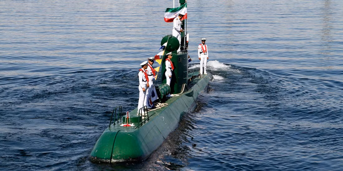 Phạm vi hoạt động hạn chế của các tàu ngầm diesel-điện của Iran rất phù hợp trong vùng biển hẹp và và nông của vịnh Ba Tư; trong khi khả năng rải thủy lôi gần như không thể phát hiện của chúng, khiến những tàu ngầm này trở thành lý tưởng cho các hoạt động tuần tra và phục kích, chống lại các tàu mặt nước của Mỹ. Ảnh: Tàu ngầm tự đóng nhiều nhất của Iran lớp Ghadir - Nguồn: Hisutton