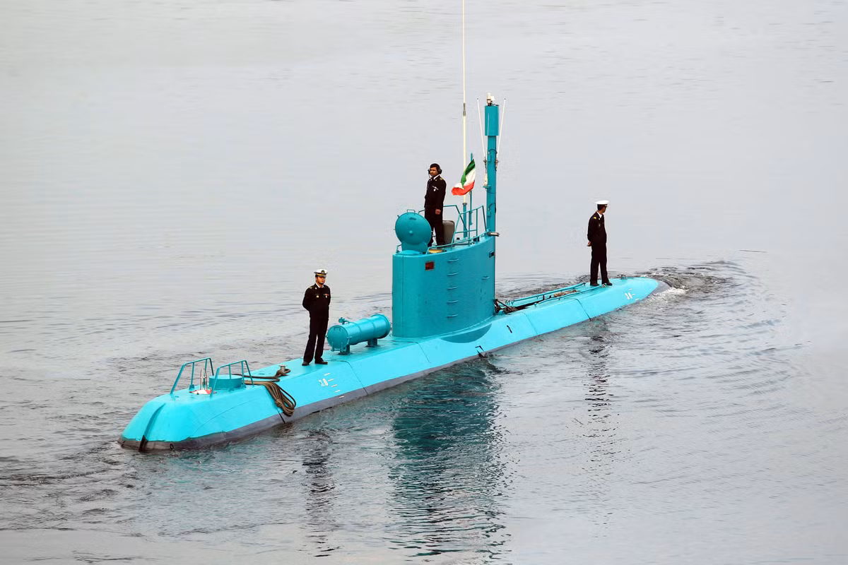 Tuy tàu ngầm Ghadir của Iran nhỏ hơn nhiều nhưng vẫn có khả năng tấn công mạnh mẽ, khi tàu ngầm này được trang bị 2 ống phóng ngư lôi 533 mm, giống như số tàu ngầm Kilo có lượng giãn nước lớn hơn nhiều của Iran; tuy nhiên Ghadir chỉ có 2 quả ngư lôi, so với 6 quả của tàu ngầm Kilo. Ảnh: Tàu ngầm tự đóng nhiều nhất của Iran lớp Ghadir - Nguồn: Hisutton