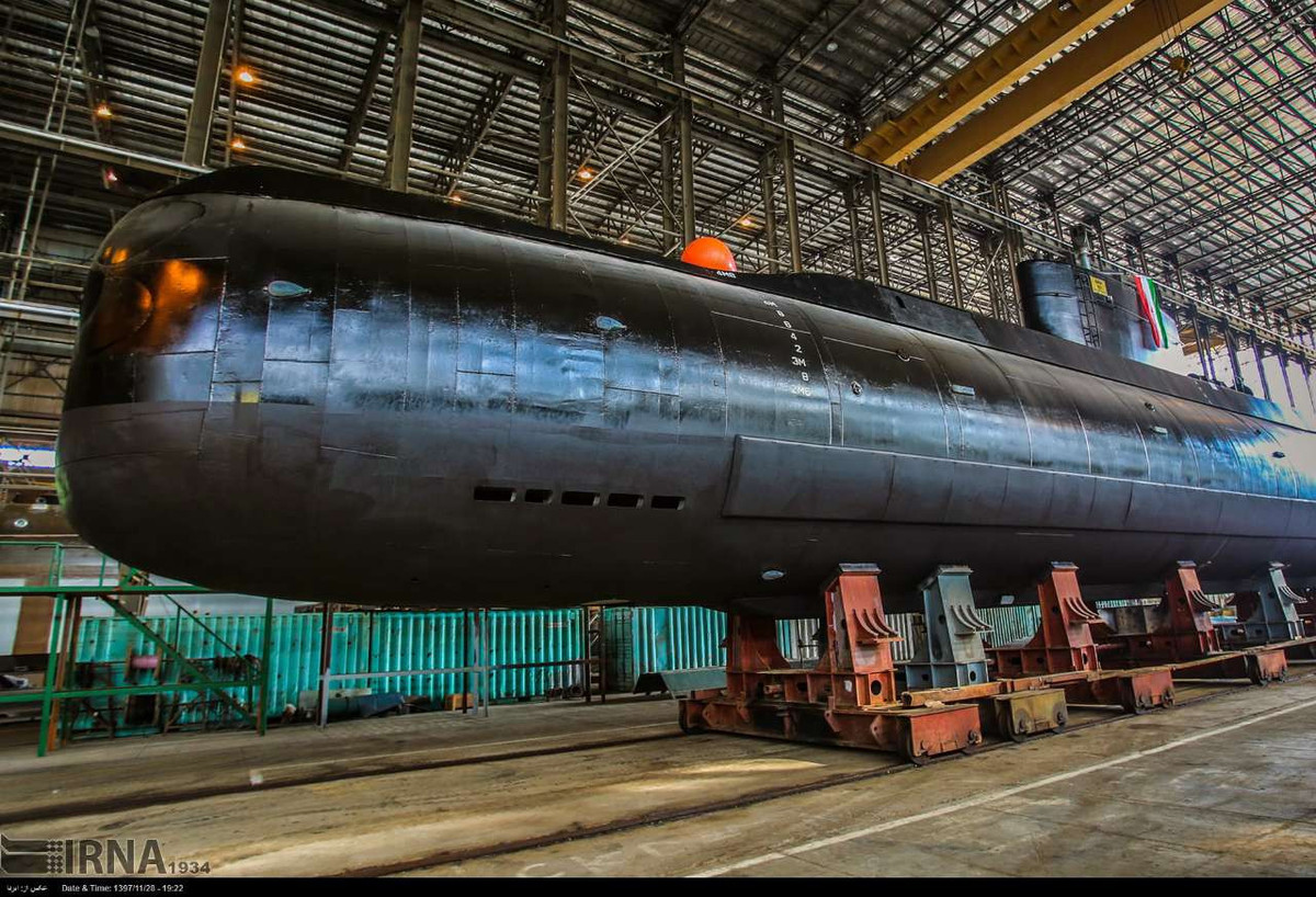 Gần đây ngành công nghiệp đóng tàu quân sự của Iran đã có những bước phát triển, ngoài đóng những tàu ngầm nhỏ lớp Ghadir, Iran đã phát triển thành công tàu ngầm lớp Fateh có lượng giãn nước khoảng 600 tấn, nằm giữa lớp Ghadir và Kilo. Ảnh: Tàu ngầm tự đóng hiện đại nhất của Iran lớp Fateh - Nguồn: Hisutton