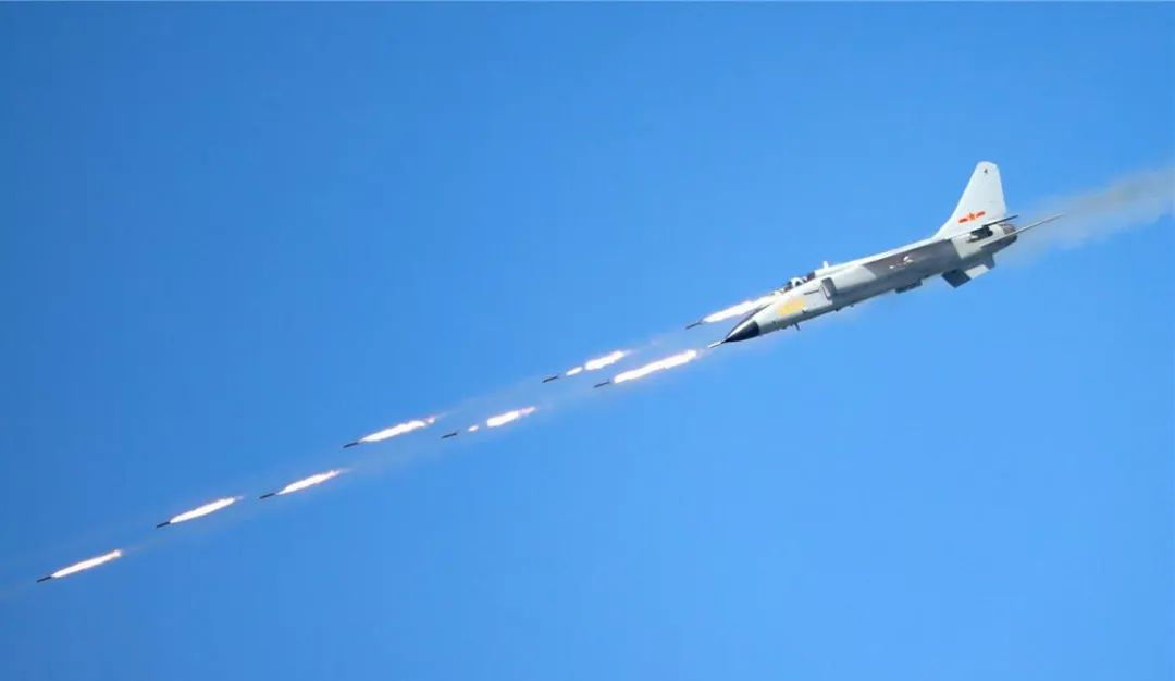 Lực lượng phòng không Đài Loan tuyên bố chuyển cấp chiến đấu, các radar cảnh giới và radar một số hệ thống tên lửa phòng không đã giám sát chặt chẽ máy bay chiến đấu của Trung Quốc; sẵn sàng đánh chặn, nếu máy bay chiến đấu của PLA xâm nhập sâu vào không phận. Ảnh: Máy bay tiêm kích bom JH-7 tập trận bắn đạn thật gần eo biển Đài Loan - Nguồn: Sina