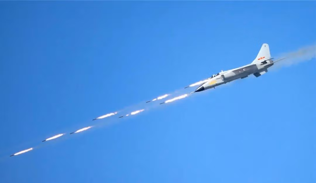 Lực lượng phòng không Đài Loan tuyên bố chuyển cấp chiến đấu, các radar cảnh giới và radar một số hệ thống tên lửa phòng không đã giám sát chặt chẽ máy bay chiến đấu của Trung Quốc; sẵn sàng đánh chặn, nếu máy bay chiến đấu của PLA xâm nhập sâu vào không phận. Ảnh: Máy bay tiêm kích bom JH-7 tập trận bắn đạn thật gần eo biển Đài Loan - Nguồn: Sina