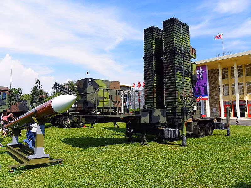 Những tên lửa trên đều có khả năng đánh chặn các loại tên lửa đạn đạo tầm ngắn, tên lửa hành trình và chiến đấu cơ của Trung Quốc, phạm vi của chúng cho phép bảo vệ toàn bộ lãnh thổ của Đài Loan. Ảnh: Hệ thống tên lửa phòng không Tien-Kung III (Sky Bow III) của Đài Loan - Nguồn: ROCAF