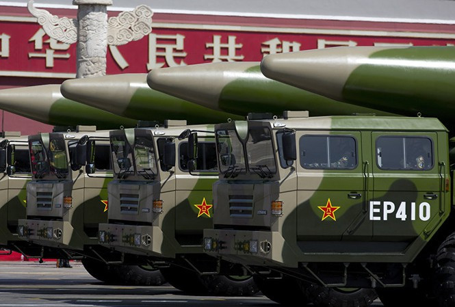 Hiện tại, chip nội địa của Trung Quốc đã có thể đáp ứng yêu cầu của các doanh nghiệp quốc phòng Trung Quốc; do vậy, ngay cả khi Mỹ áp đặt lệnh cấm vận toàn diện việc cung cấp chip cho thị trường Trung Quốc, thì Trung Quốc hoàn toàn có thể cung cấp các sản phẩm thay thế, dùng trong các vũ khí và khí tài quân sự của Trung Quốc. Ảnh: Tên lửa đạn đạo DF-26 của Trung Quốc.