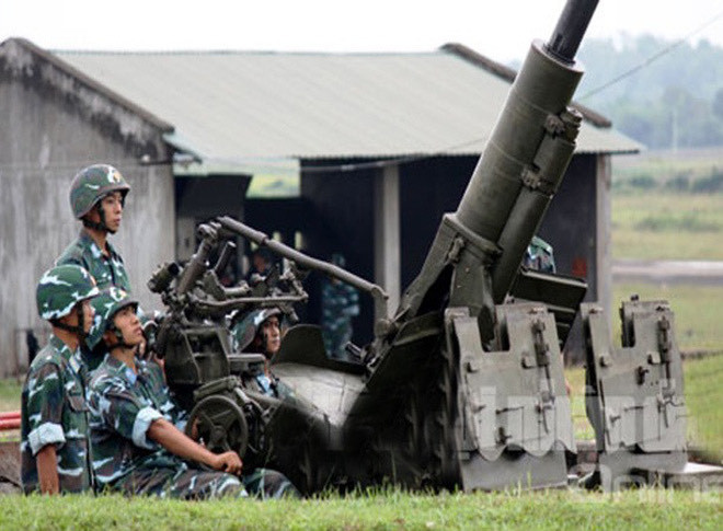 Phòng không là một lĩnh vực đặc biệt quan trọng đối với các lực lượng tác chiến trên mặt đất và trên biển, nhằm chống lại các mối đe doạ của đối phương từ trên bầu trời. Quân đội Việt Nam từ lâu đã quan tâm, chú trọng đầu tư vào lĩnh vực Phòng không, tạo thế trận nhiều tầng, nhiều lớp, từ thấp đến cao, từ gần đến xa, không để Tổ quốc bất ngờ từ trên khong trung. Ảnh: Trận địa pháo phòng không Việt Nam diễn tập bắt - bám mục tiêu.