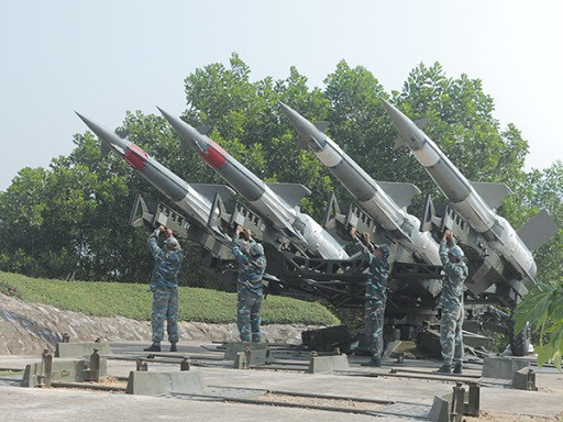 Việc Việt Nam tự chủ chế tạo tổ hợp tên lửa phòng không tầm thấp mới là một bước phát triển cực kỳ đáng mừng của nền Công nghiệp Quốc phòng nước nhà, mở ra thời đại từng bước tự chủ nhiều loại vũ khí trang bị đặc chủng để trang bị cho quân đội, đảm bảo khả năng tác chiến lẫn giá thành, đồng thời mang tính bí mật quân sự cao khi không bị lộ tính năng kỹ thuật tạo yếu tố bất ngờ. Qua đó, cán bộ chiến sĩ Phòng không có tiền đề vững chắc để tiếp tục tiếp nối truyền thống anh hùng của các thế hệ cha anh Ảnh: Chiến sĩ kiểm tra tính năng bệ phóng tên lửa S-125.