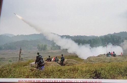 Tên lửa 9K38 Igla (A-87) bao gồm một ống phóng sử dụng đạn 9M39 có trọng lượng 10.8kg (trong đó đầu đạn nặng 1.17kg), đường kính đạn 70mm, phạm vi tiêu diệt mục tiêu tối đa lên tới 5.2km và trần bay tối đa 2.5km, tốc độ tấn công mục tiêu 600m/s. Việt Nam đã tự chủ sản xuất Igla từ giai đoạn sau năm 2010 theo thiết kế chuyển giao từ nước ngoài để trang bị cho lực lượng Phòng không và phòng không lục quân tiêu diệt các loại mục tiêu bay tầm thấp. Ảnh: Bắn nghiệm thu tên lửa Igla do Việt Nam chế tạo.