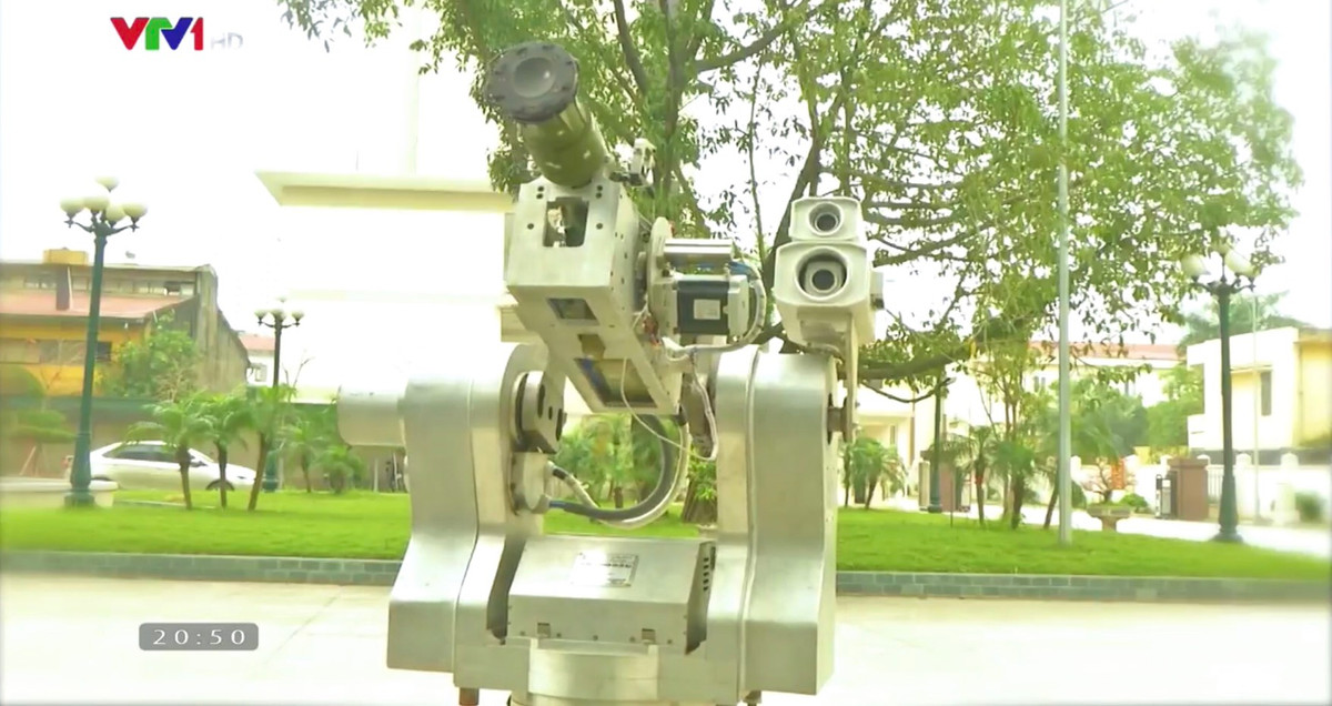 Chưa dừng lại ở đó, nền Công nghiệp Quốc phòng Việt Nam cũng đã nghiên cứu, thiết kế, chế tạo nhiều loại khí tài phòng không đặc chủng. Một trong số đó là Tổ hợp phòng không tầm thấp điều khiển tự động sử dụng tên lửa vác vai Igla vừa được Viện Vũ khí cho ra mắt. Khí tài có nhiều ưu điểm nổi bật, dễ dàng chế tạo và sử dụng, có độ tuỳ biến cao. Ảnh: Tổ hợp tên lửa phòng không mới do Việt Nam sản xuất