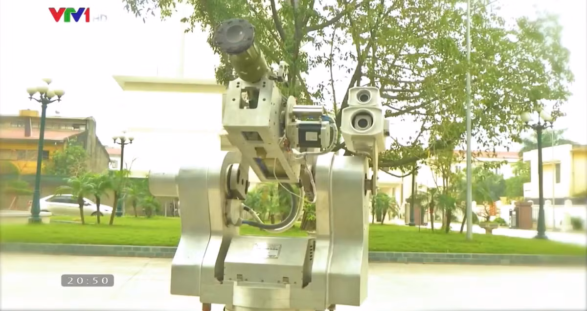 Chưa dừng lại ở đó, nền Công nghiệp Quốc phòng Việt Nam cũng đã nghiên cứu, thiết kế, chế tạo nhiều loại khí tài phòng không đặc chủng. Một trong số đó là Tổ hợp phòng không tầm thấp điều khiển tự động sử dụng tên lửa vác vai Igla vừa được Viện Vũ khí cho ra mắt. Khí tài có nhiều ưu điểm nổi bật, dễ dàng chế tạo và sử dụng, có độ tuỳ biến cao. Ảnh: Tổ hợp tên lửa phòng không mới do Việt Nam sản xuất