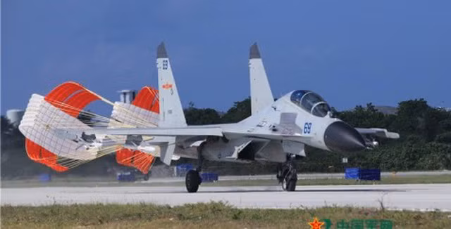 Không dừng lại ở "sao chép", Trung Quốc đã thực sự "nội địa hóa" các thiết bị điện tử hàng không và trang bị nhiều vũ khí do chính Trung Quốc sản xuất, như loại tên lửa tiến công ngoài tầm nhìn PL-15 hoặc các loại radar mảng pha điện tử chủ động, có tính năng vượt trội radar thụ động trang bị trên Su-30 MKI của Ấn Độ.