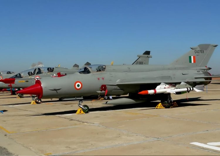 Hiện nay không quân của Ấn Độ ngoài các loại máy bay chiến đấu thế hệ 3 như MiG-21 và Jaguar, thì phần lớn số máy bay chiến đấu của không quân Ấn Độ là máy bay chiến đấu thế hệ thứ 4 như MiG-29 và Mirage 2000. Ảnh: Tiêm kích MiG-21 Bis của Không quân Ấn Độ.