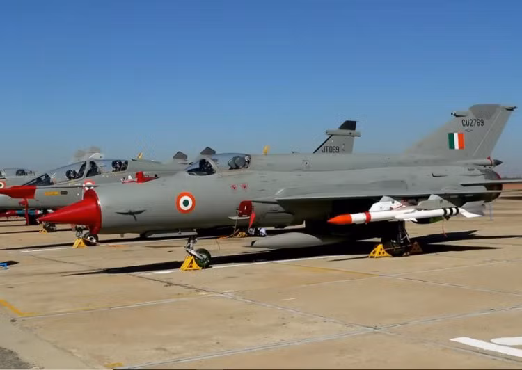 Hiện nay không quân của Ấn Độ ngoài các loại máy bay chiến đấu thế hệ 3 như MiG-21 và Jaguar, thì phần lớn số máy bay chiến đấu của không quân Ấn Độ là máy bay chiến đấu thế hệ thứ 4 như MiG-29 và Mirage 2000. Ảnh: Tiêm kích MiG-21 Bis của Không quân Ấn Độ.