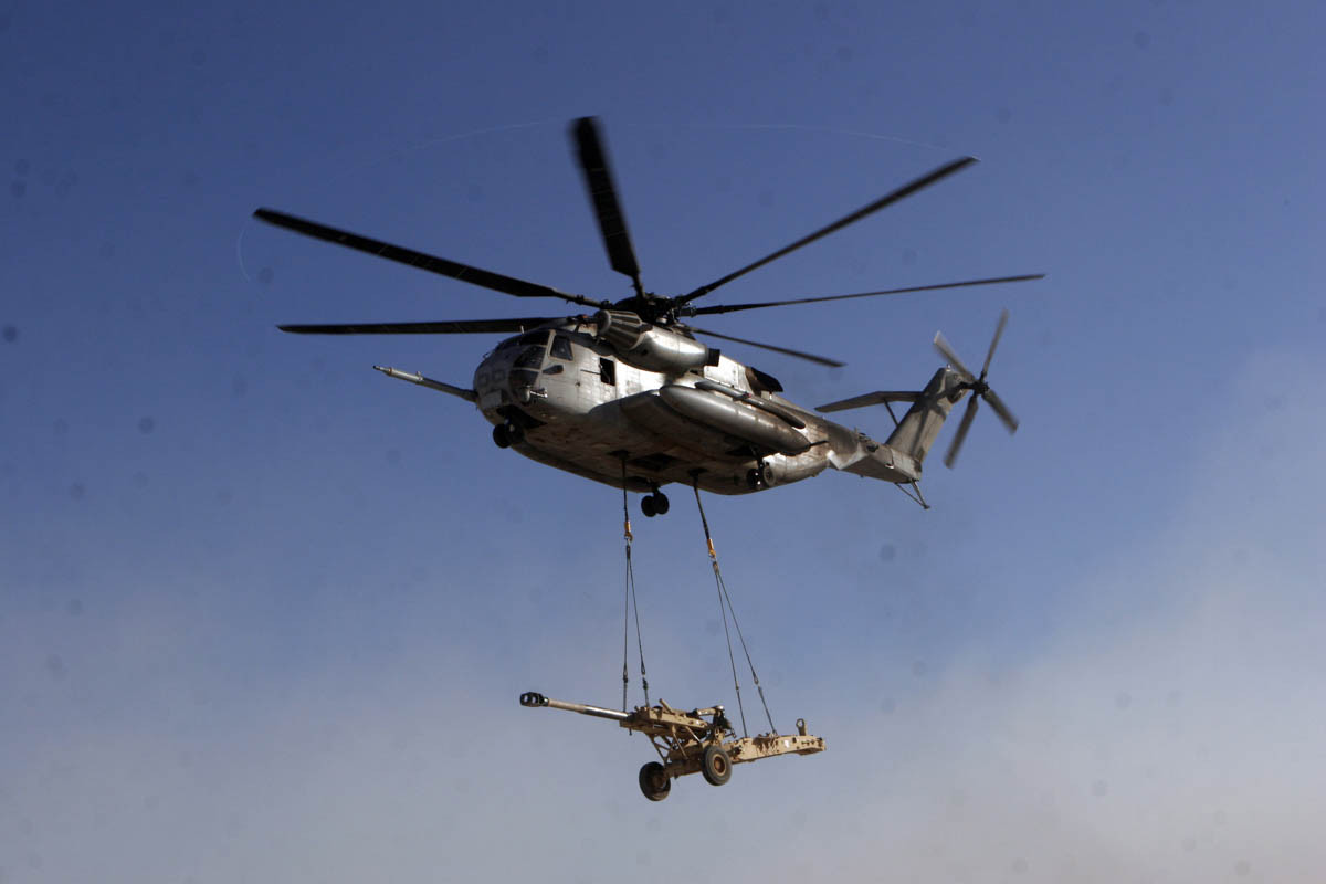 Tuy nhiên trong quân đội các quốc gia, kể cả quân đội quốc gia phát triển, pháo xe kéo và súng cối vẫn có những lợi thế nhất định; đó là chi phí chế tạo rẻ hơn, và đặc biệt là có khả năng cơ động nhanh bằng các phương tiện như máy bay và có thể bố trí tại những địa hình hiểm trở, bí mật. Ảnh: Lựu pháo xe kéo M198 của Mỹ cơ động bằng trực thăng. Nguồn: Military-today.