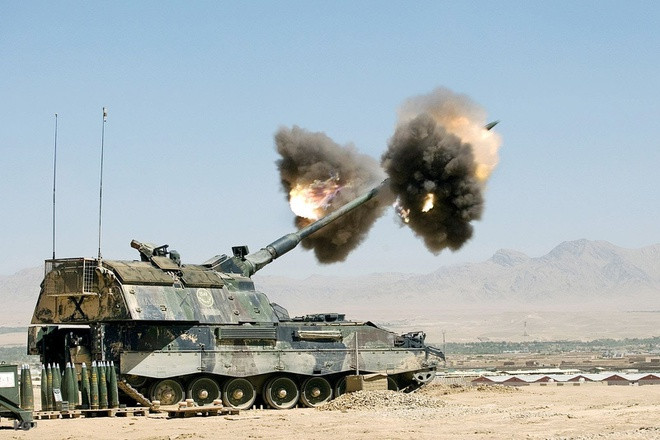 Tuy nhiên để đáp ứng được yêu cầu của chiến tranh hiện đại, pháo binh cũng đã thay đổi, bằng cách áp dụng nhiều công nghệ hiện đại, đảm bảo pháo binh đáp ứng được các yêu cầu: khả năng cơ động (mobility), mức độ công phá (power/rate of fire), tầm bắn và chính xác (maximum range of fire/precision). Ảnh: Lựu pháo tự hành PZH-2000 của Đức khai hỏa. Nguồn: Military-today.