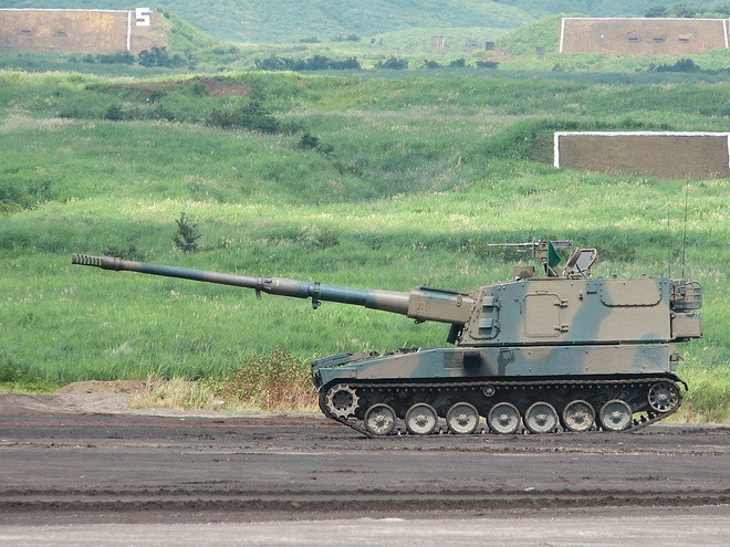 Về khả năng cơ động, những loại pháo xe kéo nặng nề trong được phát triển trong thế chiến thứ 2 và các thập niên 50, 60 đã dần được thay thế bằng các loại pháo tự hành bánh hơi và bánh xích, cho phép pháo thủ chiếm lĩnh và rút khỏi trận địa bắn nhanh hơn, đỡ tốn sức người hơn; góp phần thực hiện chiến thuật pháo binh hiện đại "bắn nhanh, rút lui nhanh". Ảnh: Lựu pháo Type-99 của Nhật Bản. Nguồn: Military-today.