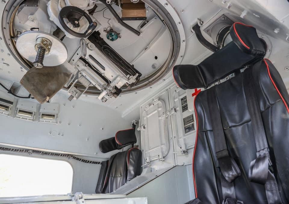 Đồng thời bổ sung loại ghế chống tác động của vụ nổ, sàn bảo vệ kháng mìn giúp tăng khả năng sống sót của chiến sĩ trong trường hợp xe va phải các loại mìn nổ. Ảnh: Cận cảnh nội thất bên trong xe thiết giáp mới.