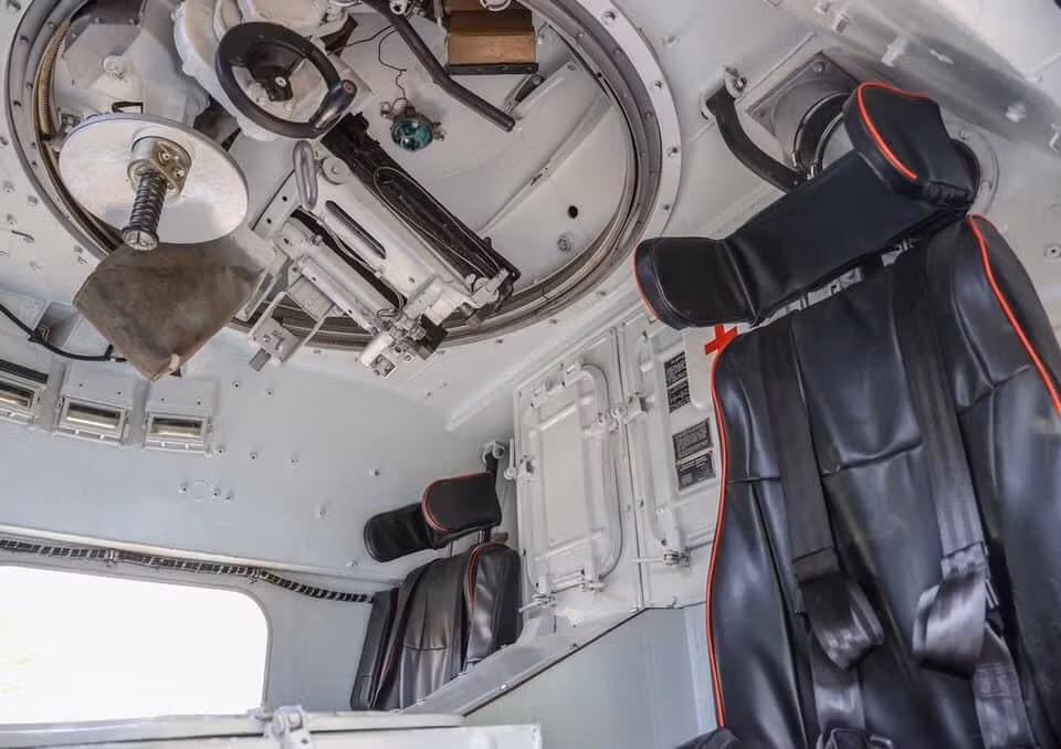 Đồng thời bổ sung loại ghế chống tác động của vụ nổ, sàn bảo vệ kháng mìn giúp tăng khả năng sống sót của chiến sĩ trong trường hợp xe va phải các loại mìn nổ. Ảnh: Cận cảnh nội thất bên trong xe thiết giáp mới.