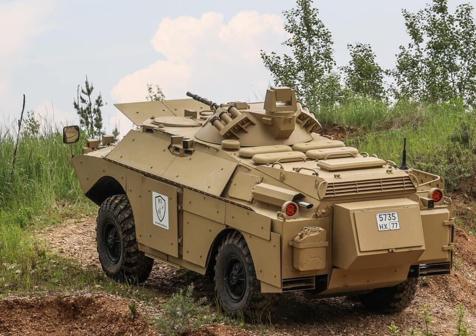 Xe cũng có khối quang điện tử giúp xạ thủ và lái xe quan sát địa hình và phát hiện mục tiêu cực tốt. Cộng với điều quan trọng là xe đã bổ sung hệ thống điều hòa nhiệt độ, rất phù hợp để tác chiến ở những vùng có khí hậu nóng bức như Việt Nam.