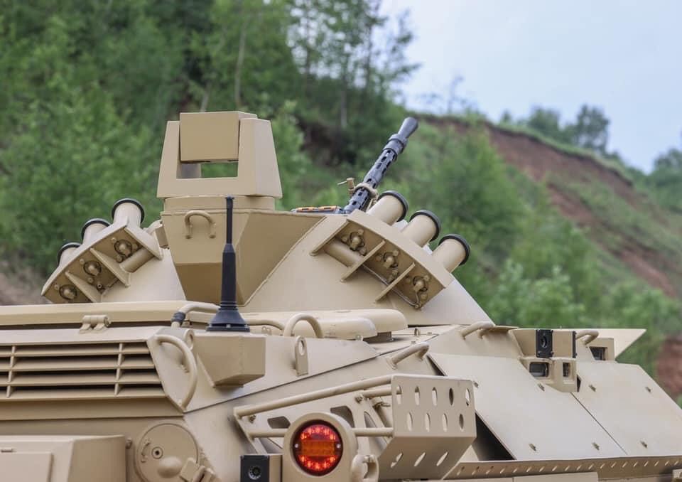 Xe còn được trang bị thêm 2 cụm 6 ống phóng lựu đạn khói ngụy trang, đây là chi tiết bổ sung mà ở cả xe BRDM-2 nguyên bản cũng như bản nâng cấp BRDM-2MS trước đó không có. Ảnh: Cận cảnh cụm ống phóng lựu đạn khói phía sau tháp pháo của xe.