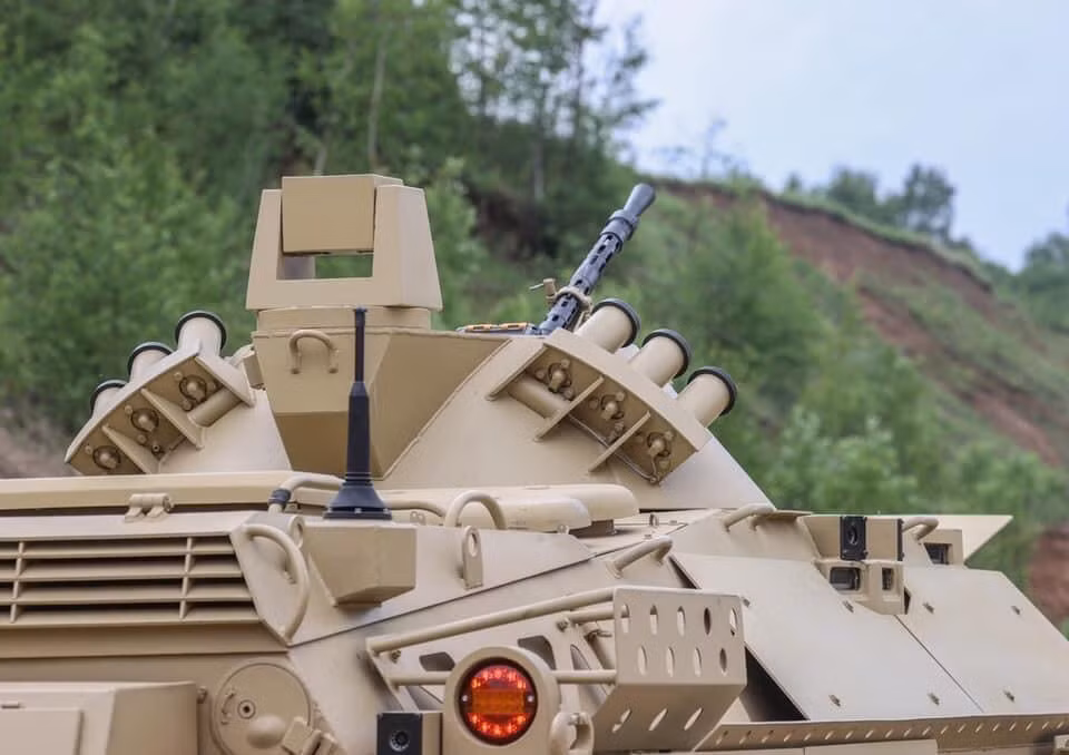 Xe còn được trang bị thêm 2 cụm 6 ống phóng lựu đạn khói ngụy trang, đây là chi tiết bổ sung mà ở cả xe BRDM-2 nguyên bản cũng như bản nâng cấp BRDM-2MS trước đó không có. Ảnh: Cận cảnh cụm ống phóng lựu đạn khói phía sau tháp pháo của xe.