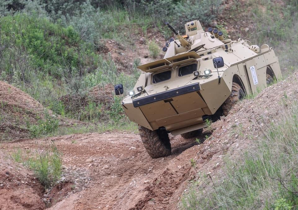 Việc gia cố thêm giáp giúp xe có thể chống được đạn từ súng máy hạng nặng 12.7mm và đạn 7.62mm ở hai bên hông xe, trong khi giáp trước có thể chống được đạn súng máy 14.5mm. Ảnh: Xe thiết giáp BRDM-2MB vượt địa hình.