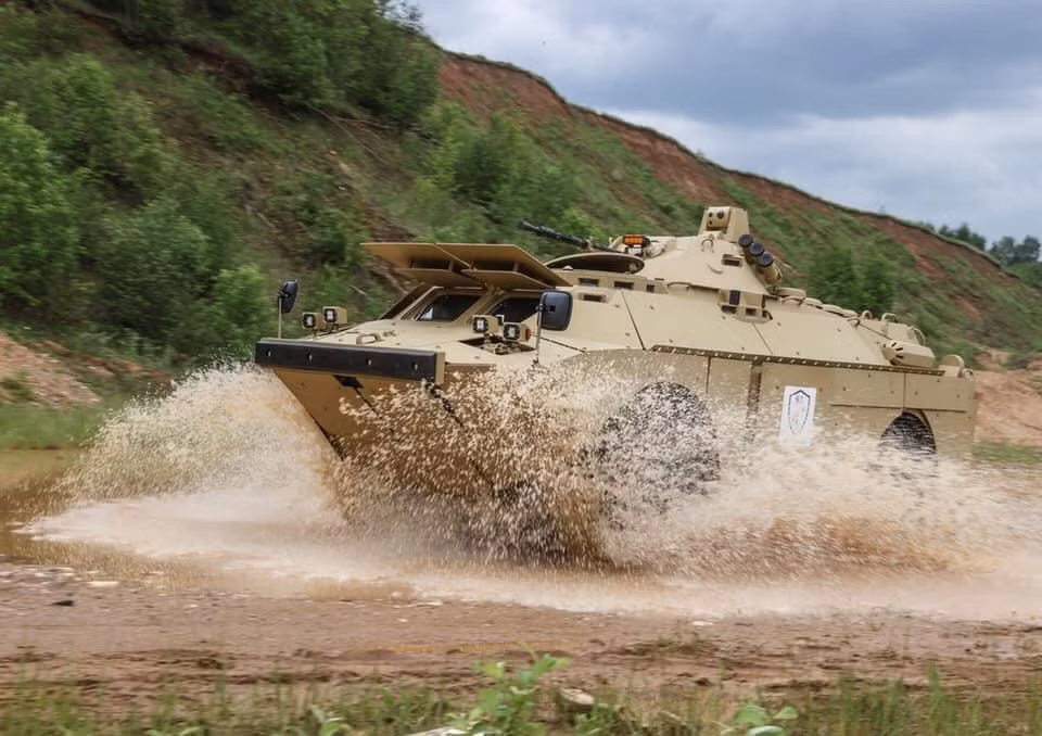 Mới đây, Nga đã tiếp tục cho ra mắt phiên bản nâng cấp tiếp theo của loại xe này với tên gọi BRDM-2 MB Bekas với những cải tiến sâu hơn nữa so với BRDM-2MS của Lào và một số nước khác. Ảnh: Xe bọc thép BRDM-2MB trên thao trường.