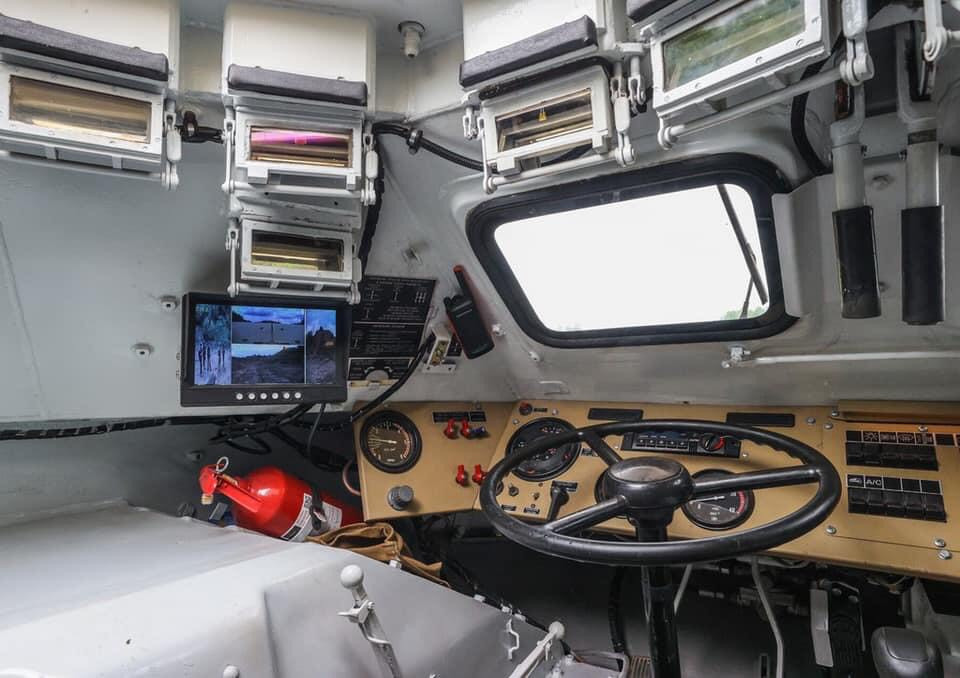 Xe nâng cấp với một động cơ diesel 136 mã lực mới, đồng thời trang bị thêm các camera quan sát quanh xe cùng hệ thống màn hình hiển thị LED theo dõi hình ảnh, bên cạnh các loại đồng hồ cơ thể hiện thông số cổ điển. Hệ thống phanh của xe cũng được làm mới. Ảnh: Cận cảnh buồng lái BRDM-2MB.