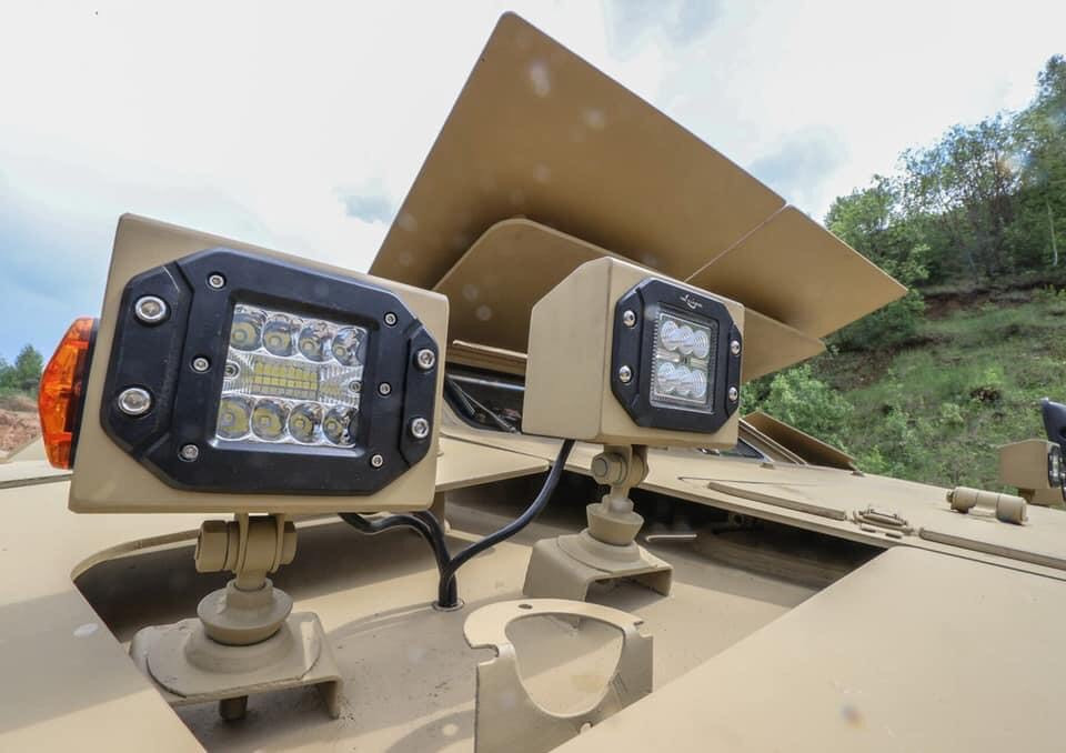 Có thể thấy rằng. BRDM-2MB là bản nâng cấp vô cùng toàn diện, nâng cao đáng kể khả năng chiến đấu của xe, lại vô cùng phù hợp với điều kiện tác chiến của nước ta. Hi vọng trong tương lai sắp tới, Việt Nam sẽ để mắt đến phiên bản nâng cấp này nhất là khi các cán bộ Việt Nam đã chứng kiến tận mắt khả năng của loại xe BRDM-2MS trực tiếp tại Nga. Ảnh: Hệ thống đèn chiếu sáng của xe BRDM-2MB.