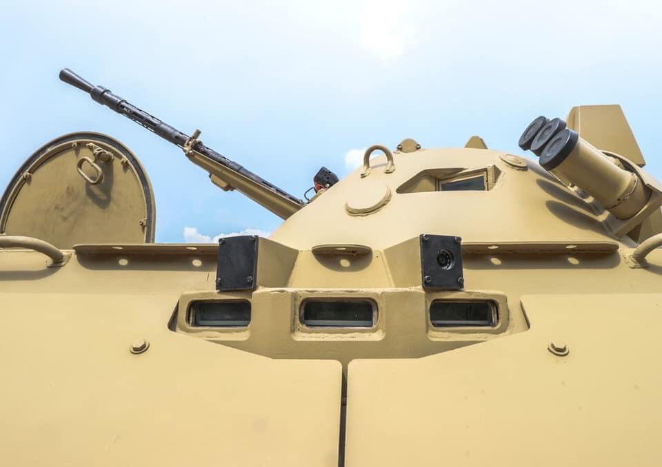 Vũ khí chính của xe vẫn là khẩu súng máy hạng nặng 14.5mm nguyên bản KPVT và một súng máy PKT 7.62mm đồng trục trong một tháp pháo được điều khiển thủ công từ bên trong. Ảnh: Cận cảnh tháp pháo xe BRDM-2MB.