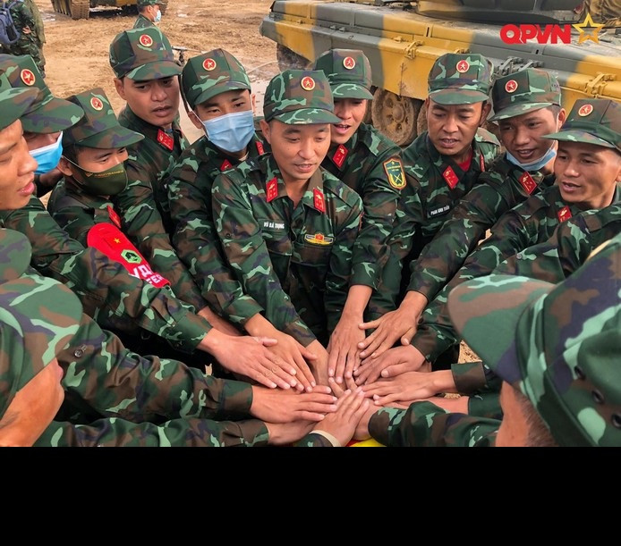 Chiều nay ngày 4/9, vào lúc 11h theo giờ Moscow (tức 15h theo giờ Việt Nam) tại thao trường Alabino, sẽ diễn ra trận chung kết bảng 2 giải đua “Xe tăng hành tiến - Tank Biathlon 2020” giữa 4 đội tuyển là Myanmar, Lào, Tajikistan và Việt Nam. Đội Việt Nam sẽ sử dụng xe tăng T-72B3 màu vàng giống với vòng bảng và bán kết vừa qua. Dẫu vậy, qua hành trình đến chung kết của đội tuyển ta, xe tăng T-72B3 do chủ nhà Nga cung cấp đã thể hiện một màn trình diễn không đáng tin cậy, gây nhiều nỗi lo lắng cho người hâm mộ đội tuyển ở vòng cuối cùng này. Ảnh: Cán bộ chiến sĩ Đội tuyển xe tăng Việt Nam quyết tâm đạt thành tích tốt nhất. 