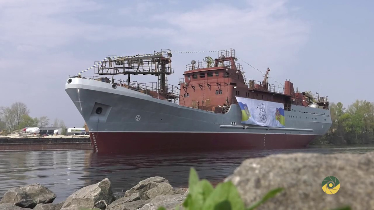 Trong đó, sau khi Liên Xô tan rã, vẫn đang có năm chiếc tàu đánh cá thuộc dự án 502EM vẫn đang đóng mới dở dang tại nhà máy nằm tại Kiev. Một trong năm con tàu cá này đã tiếp tục được hoàn thiện từ năm 2014, và đây chính là tàu trinh sát mới của hải quân Ukraine - chiếc Laguna. Sau 5 năm, đến năm 2019, con tàu đã được hoàn thành để trở thành tàu trinh sát lớn và hiện đại nhất của hải quân nước này. Ảnh: Tàu trinh sát Laguna chính là tàu cá lớp 502EM.